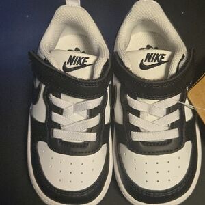 Nike Kids Black and White Low-Top Sneakers with Hook-and-Loop Strap
